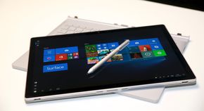 Skjermen på Surface Book 2 kan tas helt av hvis du vil bruke den som nettbrett. Pennen er ekstrautstyr. <i>Foto:  Kurt Lekanger, Digi.no</i>
