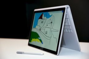 Her er Surface Book 2 i «telt-modus», som kan brukes for eksempel når du skal presentere noe for en liten gruppe mennesker. <i>Foto:  Kurt Lekanger, Digi.no</i>
