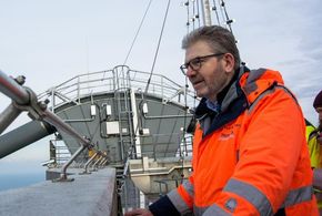 Han er en ekte dansk brobygger, Lars Fuhr Pedersen. Både Storebæltsbroen og Øresundsbroen har han vært med på å bygge som ingeniør. I dag vedlikeholder han den 20 år gamle brua.  <i> Foto:  Thomas Djursing</i>