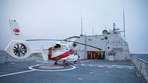 Et AS365 Dauphin fra Lufttransport på dekket på fregatten KNM Thor Heyerdahl i 2017. I mangel på NH90 må det brukes sivile maskiner til å trene helikopteroperasjoner. <i>Bilde:  Marius Vågenes Villanger / Forsvaret</i>