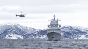 NH90 og fregatten KNM «Helge Ingstad» på øvelsen Joint Viking. <i>Foto:  Nora Skjerdingstad</i>