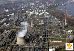 Ved dette raffineriet i Köln skal verdens største hydrogenelektrolyseanlegg bygges. <i>Foto:  Shell</i>