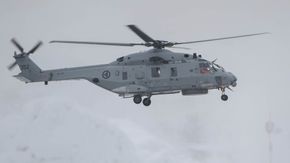 NH90-helikopteret lander på Kjeller mandag formiddag. <i>Bilde:  Eirik Helland Urke</i>