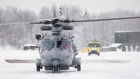 NH90-helikopteret mellomlandet på Kjeller for å etterfylle drivstoff på veien mot Bardufoss. <i>Bilde:  Eirik Helland Urke</i>
