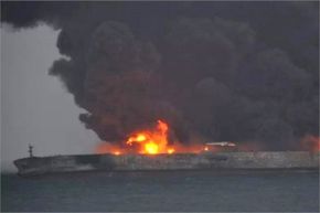 Sanchi brant i over en uke før skipet sank på 115 meters dyp i japansk sone 14. januar 2018. <i>Bilde:  Japan Regional Coast guard</i>