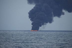 Oljeflak i brann ett døgn etter at oljetankeren Sanchi sank 14. januarv 2018. <i>Bilde:  Japansk kystvakt</i>