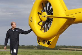 Prins William går over fenestron-halerotoren på H145-helikopteret (tidligere EC145T2) før han starter sitt siste skift hos East Anglian Air Ambulance 27. juli 2017. <i>Bilde:  Heathcliff O'Malley</i>