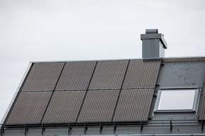 Beboerne i Hurdal økolandsbys aktivhus har solceller på taket. <i>Foto:  Meek, Tore/ NTB Scanpix</i>
