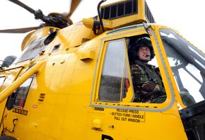 Prins William i cockpiten på et Sea King redningshelikopter under en øvelse i mars 2011. <i>Bilde:  POOL</i>