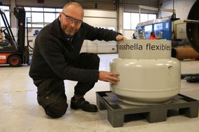Espen Pettersen i Vasshella Flexibles viser frem koblingen som skal gjøre brønnutstyr sikrere. <i>Foto:   Kongsberg Innovasjon</i>