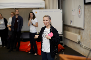 Karoline Klever, Cloud Solution Architect i Microsoft. Bildet er tatt under det første codeathonet Røde Kors arrangerte høsten 2017. <i>Foto:  Privat</i>