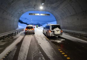 Utsikten fra tunnelåpningen i Sørelva blir storslått, med mektige Uløya rett fram. <i>Foto:   Erik Jenssen</i>