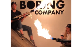 To med flammekaster foran logoen til  The Boring Company. <i>Foto:  Skjermdump.</i>