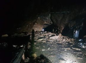 To steinras ved Falkebergtunnelen stengte f v 102 på Sørøya i Finnmark like før jul. Nå er det gått nye ras. <i>Foto:  Statens vegvesen</i>