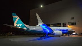 I tillegg til CFM Leap 1B-motorer med større viftediameter (176 cm) er den mest iøynefallende endringen på 737 Max de de nye vingetuppene som er kløvd i to, med en oppoverbøyd og en nedoverbøyd del. <i>Bilde: Boeing</i>
