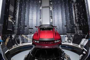 En rød Tesla Roadster har rollen som nyttelast, og er klar i toppen av Falcon Heavy.  <i>Foto:  SpaceX/Flickr og CC BY-NC-ND 2.0</i>