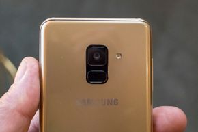 Fingern under: Samsung har fått litt pepper for å legge fingersensoren ved siden av kameraet. A8 har den under kameraet. <i>Foto:  ORV</i>