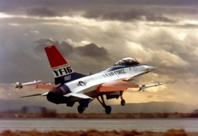 YF-16 flyr fra flybasen Edwards i California 20. januar 1974. Den siste versjonen, F-16V, fløy første gang 16. oktober 2015. <i>Foto:  Lockhed Martin</i>