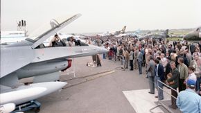 F-16 på utstilling på Farnborough sommeren 1980 - det samme året som Norge tok i bruk sine første fly. <i>Foto:  Lockhed Martin</i>
