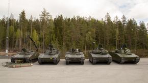 Her er alle de fem medlemmene i den nye norske CV90-familien, fra venstre: Stormingeniørvogn, stormpanservogn, multirollevogn, oppklaringsvogn og stridsledelsesvogn. <i>Bilde:  Nils Bjuggstam</i>