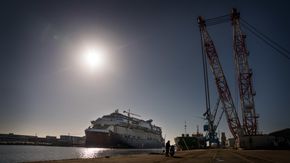 306 meter lange Celebrity Edge ved kai på STX France i St. Nazaire. <i>Bilde:  Eirik Helland Urke</i>