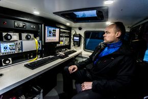 I spesialkjøretøy kan inspektørene overvåke frekvensspekteret. Ifølge Heimdal bruker Nkom 3-4 millioner i året til å kjøpe inn utstyr for å holde øye med frekvensspekteret. <i>Bilde:  Mathias Klingenberg</i>