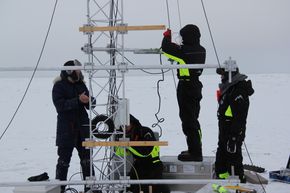 Værforskerne setter opp en meteorologisk mast. <i>Foto:   Joachim Reuder, University of Bergen</i>