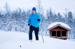 Styreformann og adm. dir. i Osmotex, Joacim Holter, bor i Bergen og er en ivrig skiløper. Her tester han en jakke i dypsnø. Den som kommer under merket Kjus over sommeren er fremdeles omgitt av hemmeligheter. <i>Foto:  Osmotex</i>