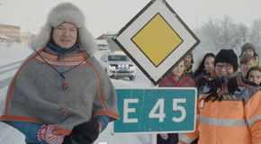 Ordfører Johan Vasara i Kautokeina under avdukningen av E45 skiltingen gjennom kommunen nylig. <i>Foto:  Statens vegvesesen</i>