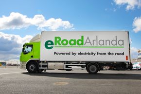 Denne lastebilen får strøm fra skinnene i to av en totalt tolv kilometer lang rute. <i>Foto:  eRoad Arlanda</i>