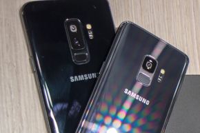 Endring på baksiden: Samsung har flyttet fingeravtrykksensoren på baksiden av telefonen under kameraene. Det er den mest synlige utvendige endringen på S9 og S9+. <i>Foto:  ORV</i>