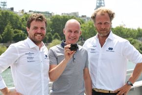 Fra venstre: Victorien Erussard, Bertrand Piccard og Jérôme Delafosse. Piccard var initiativtaker til Solar Impulse, flyet som fløy jorda rundt ved hjelp av energi fra solceller. Han hadde med seg en del av flyet til Erussad og Delafosse. <i>Foto:  Jeremy Bidon/Energy Observer</i>