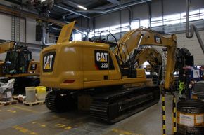 En 25-tonns Caterpillar gravemaskin gjøres klar for levering til kunde hos Pon Equipment på Skedsmokorset. En identisk maskin strippes nå for motor, drivstofftank og drivstoffsystem og forsynes med batterier for 5-7 timers drift før lading. <i>Foto:  Tore Stensvold</i>