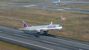 Qatar Airways er lanseringskunde også på A350-1000. Det første eksemplaret ble fløyet hjem for åtte dager siden.