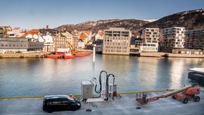 Hurtigrutens landstrømplugg står klar på kaikanten i Bergen. Resten av anlegget står i en container i terminalbygget. <i>Bilde:  Eirik Helland Urke</i>