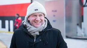 Konsernsjef Daniel Skjeldam på kaia i Bergen da Hurtigrutens MS Spitsbergen fikk landstrøm første gang i februar. <i>Bilde:  Eirik Helland Urke</i>