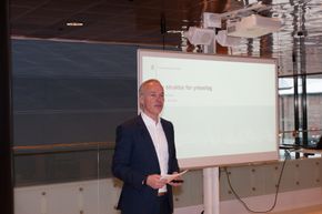 Kunnskaps- og integreringsminister Jan Tore Sanner (H) hadde mandag en hyggelig nyhet til de som har fryktet en rasering av IKT-servicefaget. <i>Foto:  Marius Jørgenrud</i>