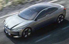 BMW-konseptet Vision Dynamics, en såkalt «gran coupé», skal bli til BMW i4. <i>Foto: BMW</i>