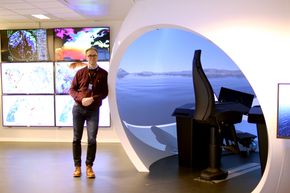 Karl Henning Halse ved NTNU Ålesund viser frem en av simulatorene ved OSC. <i>Foto:  Kristin Grønli</i>