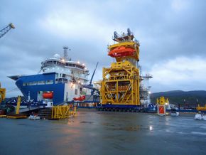 North Sea Giant løfter en modul til Åsgard undervannskompresjon fra kai. <i>Foto:  TechnipFMC</i>