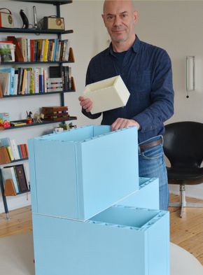 Søren Berg er designeren bak byggeklossen Shelter Bricks, som består av gjenbruksplast. Han håper at klossene skal gjøre plastavfall til en ressurs. (Foto: Privat) <i>Foto: Privat</i>