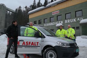 Stange-ledelsen samlet foran kontorlokalene som de har leid av Feiring Bruk ved Bjønndalen pukkverk i Nittedal. <i>Foto:  Jarle Skoglund</i>