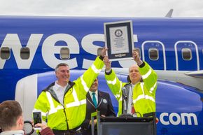Boeing-sjef Kevin McAllister (t.v) og 737-programsjef Scott Campbell mottar plaketten fra Guinness rekordbok. <i>Bilde:  Craig Larsen</i>