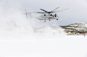 Et Sikorsky CH-53E Super Stallion fra US Marines Corps lander under vinterøvelsen Cold Response i Norge i 2016. <i>Bilde:  Torbjørn Kjosvold / Forsvaret</i>