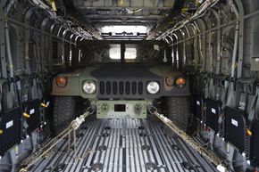 Humvee inne i CH-53K-kabinen <i>Bilde:  WAYNE-BAKER</i>