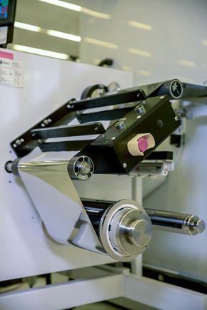 Testing: Stålfilmen testes i en av de nye rulltrykkemaskinene. <i>Foto:  Karna Kurata</i>