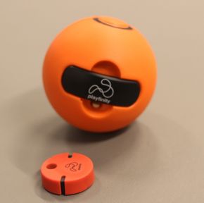 En ball av hardplast følger med i startpakken til Playfinity. Sensoren kan legges inni denne. Sensoren kan også plasseres på hva enn barna måtte finne på, for eksempel en sykkel. <i>Foto:   Andrea Bruer/digi.no</i>