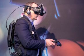 Portabel VR: Mange er interessert i det raskt voksende markedet for VR. Også HP har hoppet på toget med en ryggsekk som frigjør opertatøren for kabelen til datamaskinen som driver brillene. <i>Foto:  Odd Richard Valmot</i>