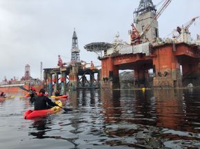 I mars i fjor tok aktivister fra Greenpeace seg om bord i boreriggen West Hercules, for å demonstrere mot oljeboring i Barensthavet. <i>Foto:  Greenpeace</i>
