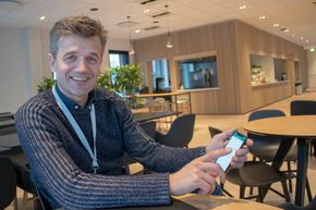 Bestiller mat: Vipps-sjef Rune Garborg viser hvordan det nå er mulig å bestille og betale mat for avhenting til et bestemt tidspunkt med Vipps. <i>Foto:  ORV</i>